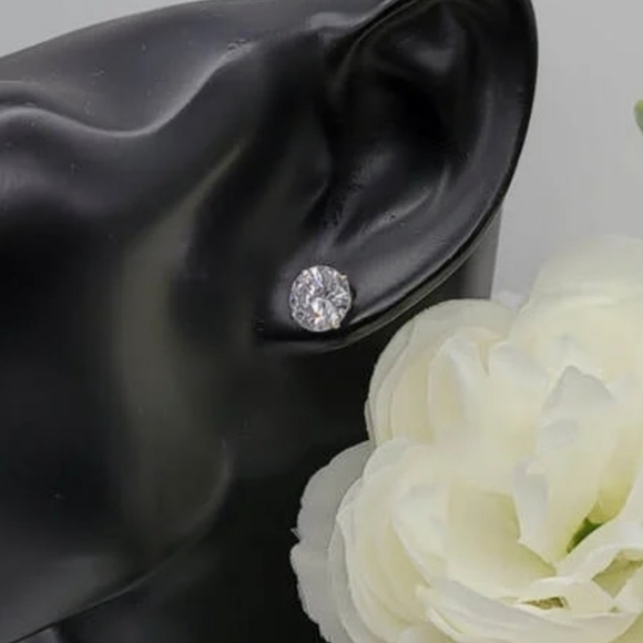 ♥️ STUNNING SPARKLE STUDS - Picture 2 of 5